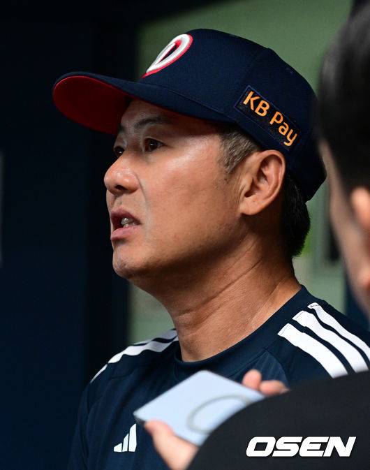 [OSEN=잠실, 지형준 기자] 22일 오후 7시 거행될 예정이었던 2026 신한 SOL KBO리그 두산 베어스와 롯데 자이언츠의 시즌 14번째 맞대결이 우천 취소됐다.&nbsp;취소된 경기는 추후 편성된다.&nbsp;두산 김원형 감독이 취재진과 이야기를 나누고 있다. 2026.08.22 / jpnews@osen.co.kr