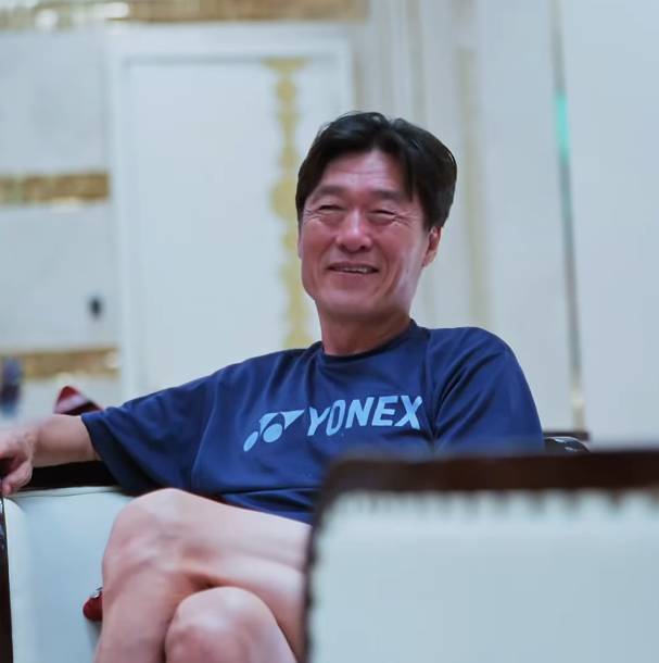 이임생 나가월드FC 테크니컬 디렉터가 미소짓고 있다. /사진=나가월드FC 공식 사회관계망서비스(SNS) 영상 갈무리