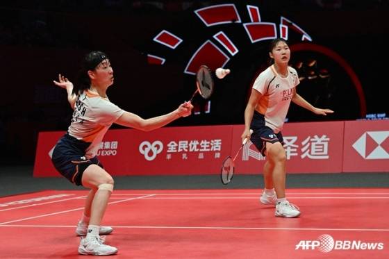 준결승에서 상대 공격을 받아내는 이소희(왼쪽)과 백하나. /AFPBBNews=뉴스1