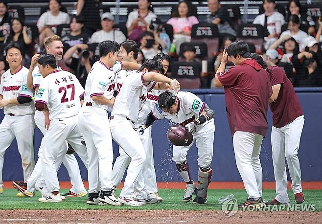 키움 끝내기 만루 홈런 (서울=연합뉴스) 류영석 기자 = 23일 서울 고척스카이돔에서 열린 프로야구 KBO리그 KIA 타이거즈와 키움 히어로즈의 경기.
    9회말 2사 만루 상황에서 키움 김재현이 끝내기 홈런을 친 뒤 동료들의 축하를 받고 있다. 2026.8.23 ondol@yna.co.kr