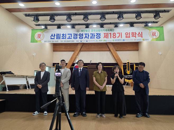 제17기 졸업생들이 18기 입학생들을 환영해주고 있다.   사진=한성일 기자