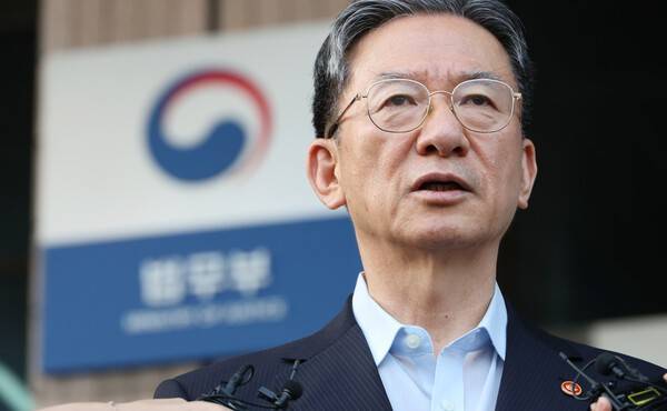 건강상 이유와 함께 "검찰개혁 관련 주요 입법이 마무리됐다"는 취지로 사퇴 이유를 밝힌 정성호 법무부 장관이 18일 과천 법무부 청사를 나서며 기자의 질문에 답하고 있다. 연합뉴스