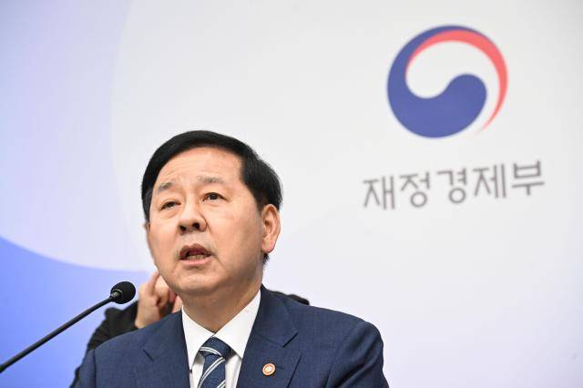 구윤철 부총리 겸 재정경제부 장관이 지난달 31일 정부세종청사 중앙동에서 2026년 세제개편안에 대해 발표하고 있다. [사진=재정경제부]