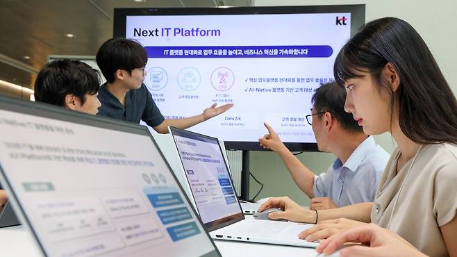 ▲KT 직원들이 'Next IT Platform' 기반의 업무 플랫폼 현대화에 대해 논의하고 있다. [출처: KT]