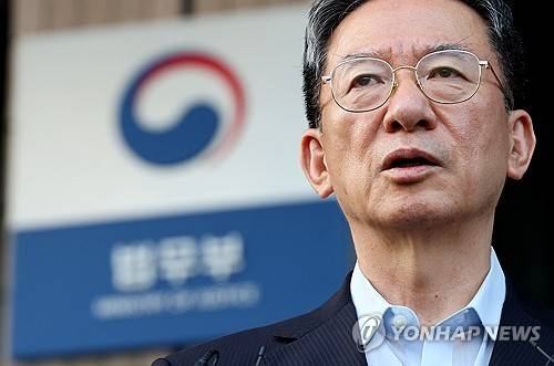 기자 질문에 답하는 정성호 장관(과천=연합뉴스) 최재구 기자 = 건강상 이유와 함께 "검찰개혁 관련 주요 입법이 마무리됐다"는 취지로 사퇴 이유를 밝힌 정성호 법무부 장관이 18일 과천 법무부 청사를 나서며 기자의 질문에 답하고 있다. 2026.8.18 jjaeck9@yna.co.kr