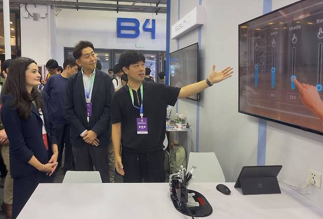다이나믹솔루션, 엔비디아와 ‘차세대 BCI·로봇손 AI칩’ 기술 협력 논의… 젠슨 황 장녀 부스 방문