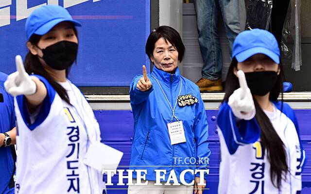최민희 더불어민주당 수석최고위원이 한동훈 무소속 의원을 향해 "궤변을 늘어놓지 말고 노 전 의원에게 석고대죄부터 하라"고 비판했다. 사진은 5월 21일 경기 성남시 분당 서현역 앞에서 선거운동원들과 율동을 하고 있는 최 의원. /성남=임영무 기자