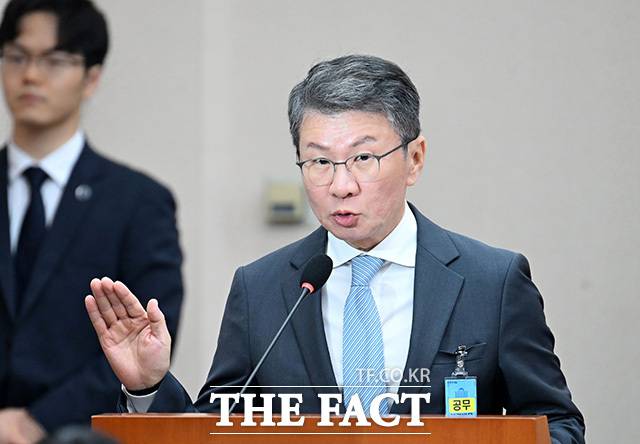 정몽규 전 대한축구협회장이 지난달 30일 서울 여의도 국회에서 열린 문화체육관광위원회의 대한축구협회 현안 관련 청문회에 출석해 증인 선서를 하고 있다. /국회사진기자단