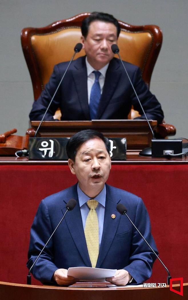 구윤철 부총리 겸 재정경제부 장관이 24일 국회에서 열린 예산결산특별위원회 1차 전체회의에서 2025회계연도 결산 보고를 하고 있다. 2026.8.24 김현민 기자