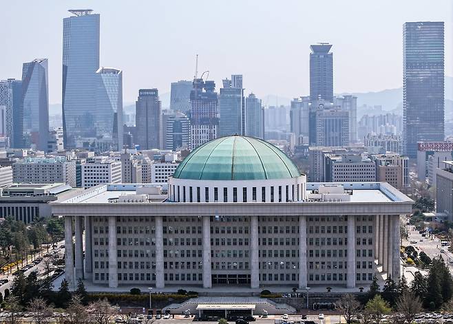 현재 한국 정치에서 좌파가 폭주하는 것은 우파가 방향성을 잃은 채 분열했기 때문이다. 보수를 재건하려면 우파가 지향할 이념을 분명히 세우고, 이를 실현할 정책과 사람이 필요하다. 사진은 서울 여의도 국회의사당 전경. /뉴스1