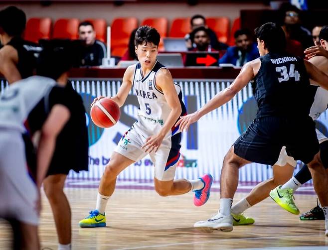 한국 U-18 농구 대표팀의 가드 윤지훈이 23일 뉴질랜드와의 아시아컵 3위 결정전에서 드리블을 하고 있다. /FIBA