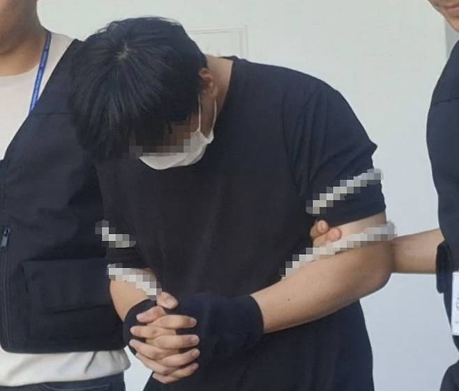 실종사건 허위 종결 혐의로 긴급체포된 제주 A 경장이 23일 오후 제주동부경찰서 유치장을 나와 호송차로 이동하고 있다. /사진=연합뉴스