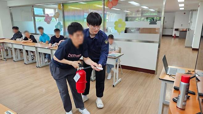 대구 달성군 덕수복지재단 사랑마을에서 복무 중인 박근호 사회복무요원이 발달장애인 대상으로 맞춤형 소방안전교육을 진행하고 있다. (자료사진) 대구경북지방병무청 제공·뉴시스