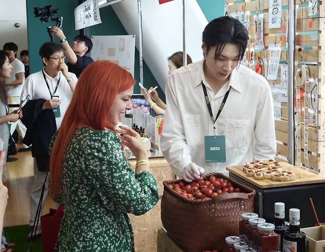 국내 유기농 원료에 관심을 보이는 해외 인플루언서 / 출처=IT동아