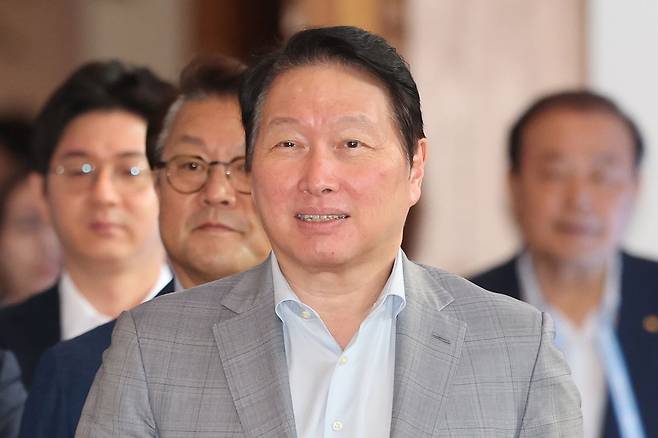 지난달 15일 제주 서귀포시 색달동 신라호텔에서 열린 제49회 대한상의 제주포럼 개회식에서 조정식 국회의장과 최태원 대한상의 회장이 입장하고 있다. 연합뉴스