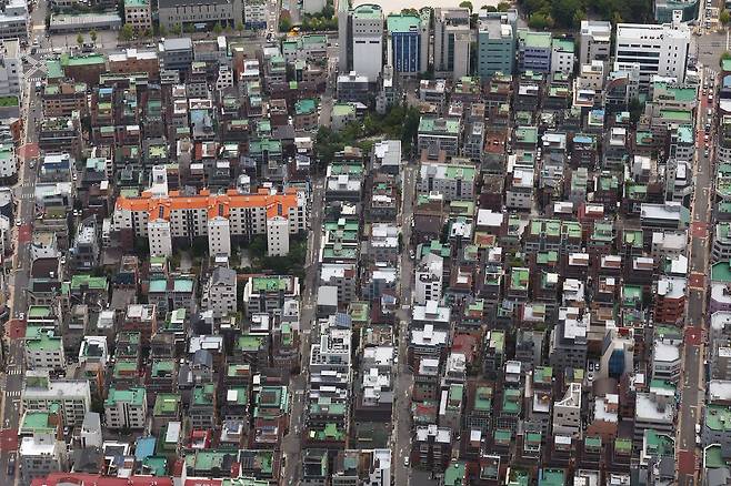14일 서울 송파구 롯데월드타워에서 바라본 빌라 단지. 뉴스1