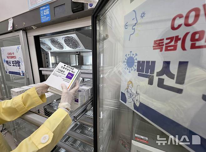 지난해 10월29일 광주 북구보건소 접종실에서 직원이 코로나19백신과 독감(인플루엔자) 백신 수량을 확인하고 있는 모습. /사진=뉴시스