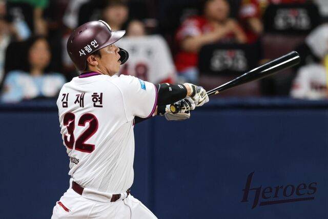 키움 히어로즈 김재현이 23일 서울 고척스카이돔에서 열린 KIA 타이거즈와의 홈 경기서 끝내기만루홈런을 치고 있다./키움 히어로즈 제공