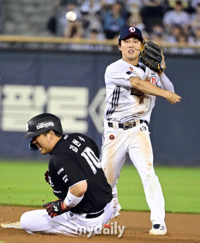 2026년 5월 28일 오후 서울 잠실구장에서 열린 '2026 신한 SOL KBO리그' KT 위즈와 두산 베어스의 경기. 두산 2루수 이유찬이 7회초 1사 1.3루서 KT 김상수의 타구를 병살 시도하고 있다. 결과는 타자 주자 세이프./유진형 기자