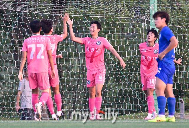 2026년 8월 24일 오후 경상남도 합천군 군민체육공원 3구장에서 열린 '水려한합천 제21회 1.2학년 대학축구연맹전(한.일 교류전 선발)' 죽죽장군기 준결승전, 배재대학교와 용인대학교의 경기.용인대 권민세가 전반전 선제골을 넣은 뒤 동료들의 축하를 받고 있다./합천군민체육공원=유진형 기자
