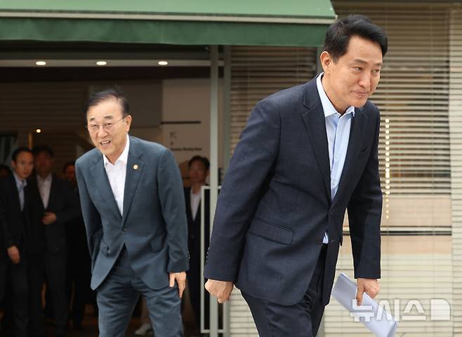 [서울=뉴시스] 박영태 기자 = 김윤덕(왼쪽) 국토교통부 장관과 오세훈 서울시장이 20일 오전 서울 중구 달개비에서 주택공급 관련 회동을 끝내고 헤어지고 있다. 2026.08.20. since1999@newsis.com