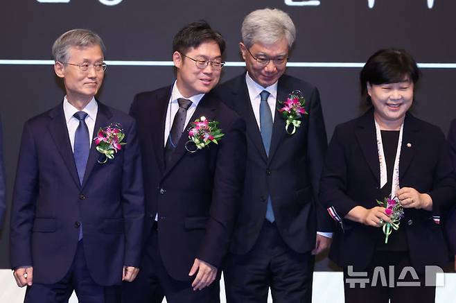 [서울=뉴시스] 권창회 기자 = 조희대(왼쪽) 대법원장이 24일 서울 중구 더그랜드롯데 서울에서 열린 제34회 법의 지배를 위한 변호사대회에서 기념촬영을 마친 뒤 서영교 국회 법사위원장을 바라보고 있다 2026.08.24. kch0523@newsis.com