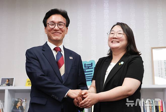 [서울=뉴시스] 김근수 기자 = 김민석(왼쪽) 더불어민주당 대표가 24일 오후 서울 여의도 의원회관에서 문미정 기본소득당 대표 권한대행을 예방해 기념촬영을 하고 있다. ks@newsis.com