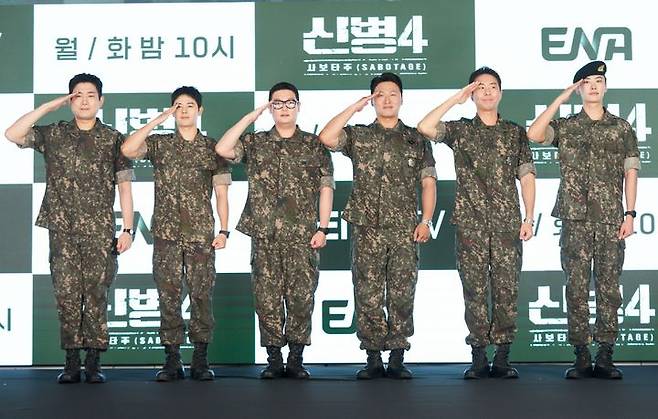 [서울=뉴시스] 왼쪽부터 배우 남태우, 김동준, 김민호, 오대환, 이현균, 이원정이 24일 서울 구로구 더세인트에서 열린 ENA 월화드라마 '신병4: 사보타주' 제작발표회에서 포즈를 취하고 있다. (사진=ENA 제공) 2026.08.24. photo@newsis.com *재판매 및 DB 금지
