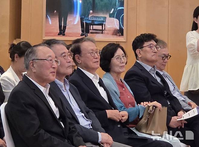 [베이징=뉴시스] 박정규 특파원 = 주중국대사관은 24일 한·중 수교 34주년을 맞아 대사관저에서 수교 34주년 기념 음악회 행사를 개최했다. 이날 행사에는 신정승(7대)·이규형(9대)·노영민(12대)·장하성(13대) 등 전임 주중대사들도 참석했다. 2026.08.24 pjk76@newsis.com