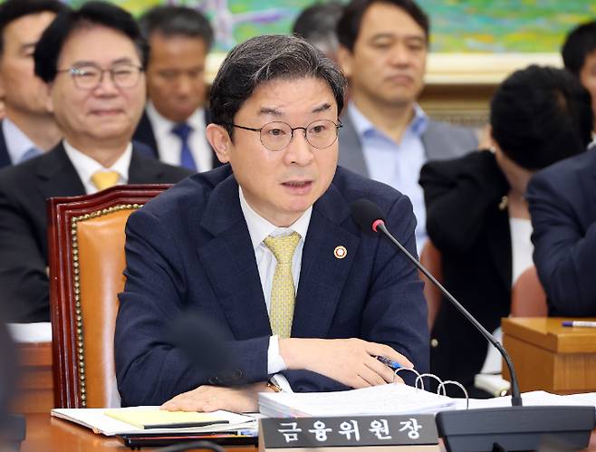 이억원 금융위원장이 24일 국회에서 열린 정무위원회 제1차 전체회의에서 위원들의 질의에 답하고 있다. 연합뉴스