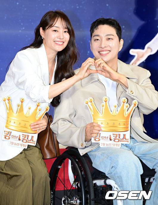[OSEN=조은정 기자]영화 '킹 오브 킹스'(감독 장성호, 제작 모팩스튜디오, 배급 디스테이션, 공동배급 시테스) VIP 포토월 행사가 9일 서울 강남구 메가박스 코엑스에서 열렸다.'킹 오브 킹스'는 이병헌, 진선규, 이하늬, 양동근, 차인표, 권오중, 장광 등 대한민국 대표 배우들이 목소리 연기로 참여한 글로벌 K-애니메이션이다. 한국어 더빙판과 할리우드 배우들이 참여한 자막판은 오는 16일, 전국 극장에서 동시 개봉된다.송지은, 박위 부부가 포즈를 취하고 있다. 2025.07.09 /cej@osen.co.kr