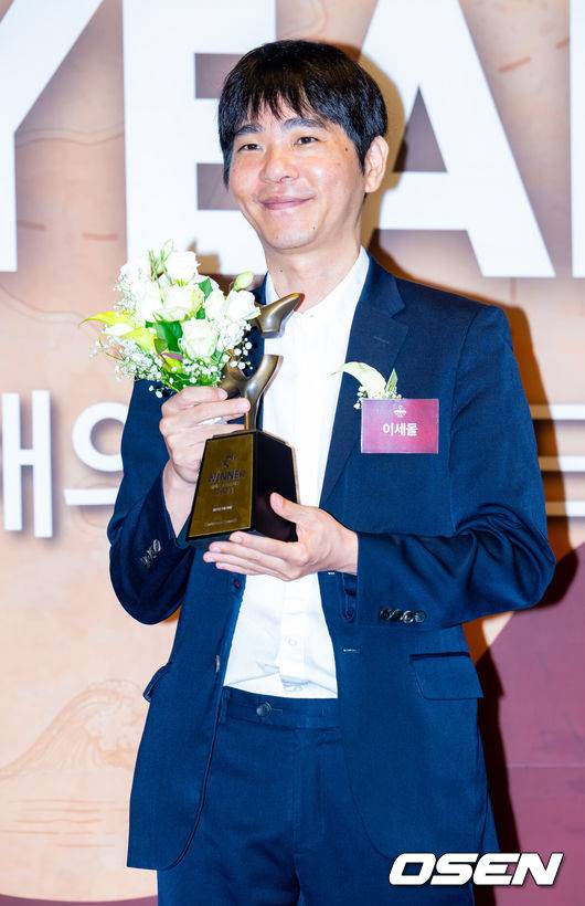 [OSEN=민경훈 기자] 28일 오전 서울 중구 신라호텔 다이너스티홀에서 ‘2025 올해의 브랜드 대상' 포토월 행사가 열렸다.‘올해의 브랜드 대상’은 매년 대국민 소비자 투표를 통해 한 해를 빛낸 브랜드를 시상하는 국내 최대 규모의 브랜드어워드다. 전 바둑기사 이세돌이 포즈를 취하고 있다. 2025.08.28 / rumi@osen.co.kr