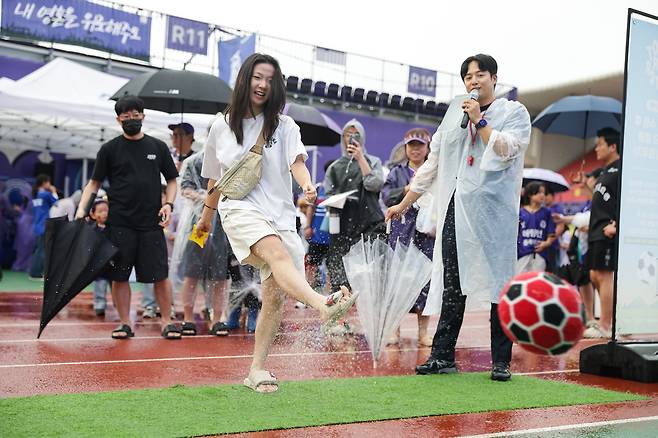 재단법인 K리그어시스트와 한국스포츠레저㈜는 지난 22일 안양종합운동장에서 열린 FC안양과 FC서울의 경기에서 사회공헌 캠페인 ‘슛포베러(Shoot for Better)’ 오프라인 이벤트를 진행했다고 24일 밝혔다. 한국프로축구연맹 제공