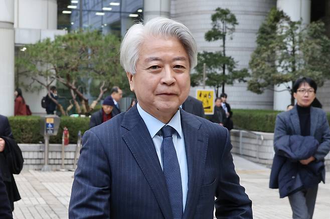 불법 정치자금 6000만원을 받은 혐의로 재판에 넘겨진 노웅래 전 더불어민주당 의원이 26일 서울중앙지법에서 열린 1심 선고에서 무죄를 선고받은 뒤 청사를 나서고 있다. ⓒ연합뉴스