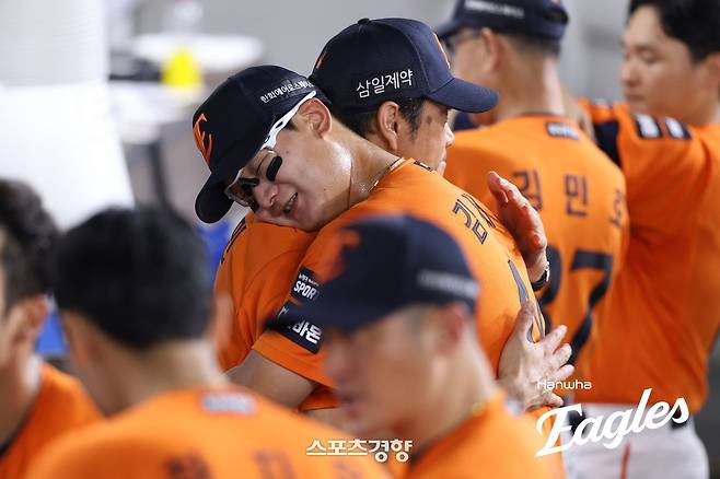 한화 김서현(오른쪽)이 23일 대전 한화생명 볼파크에서 열린 LG와의 경기에서 1이닝을 무볼넷 무실점으로 막은 뒤 박승민 투수코치에게 안겨 안도하고 있다. 한화이글스 제공