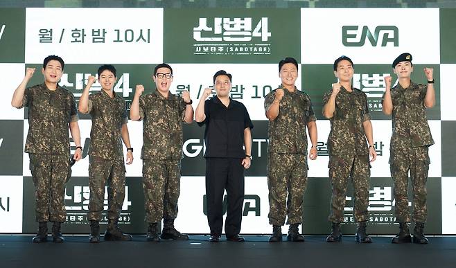 배우 남태우(왼쪽부터), 김동준, 김민호, 민진기 감독, 오대환, 이현균, 이원정이 24일 서울 신도림 디큐브시티 더 세인트홀에서 열린 ENA 새 월화극 ‘신병 4:사보타주’ 제작발표회에 참석해 포즈를 취하고 있다. KT스튜디오 지니