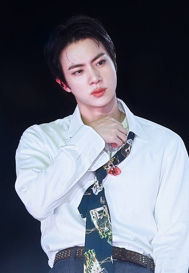 'Deus da Beleza Masculino' Jin do BTS, Visual Perfeito em Meio à Chuva Forte → Apresentação ao Vivo Apaixonante... #1 nas Tendências em Tempo Real da Coreia