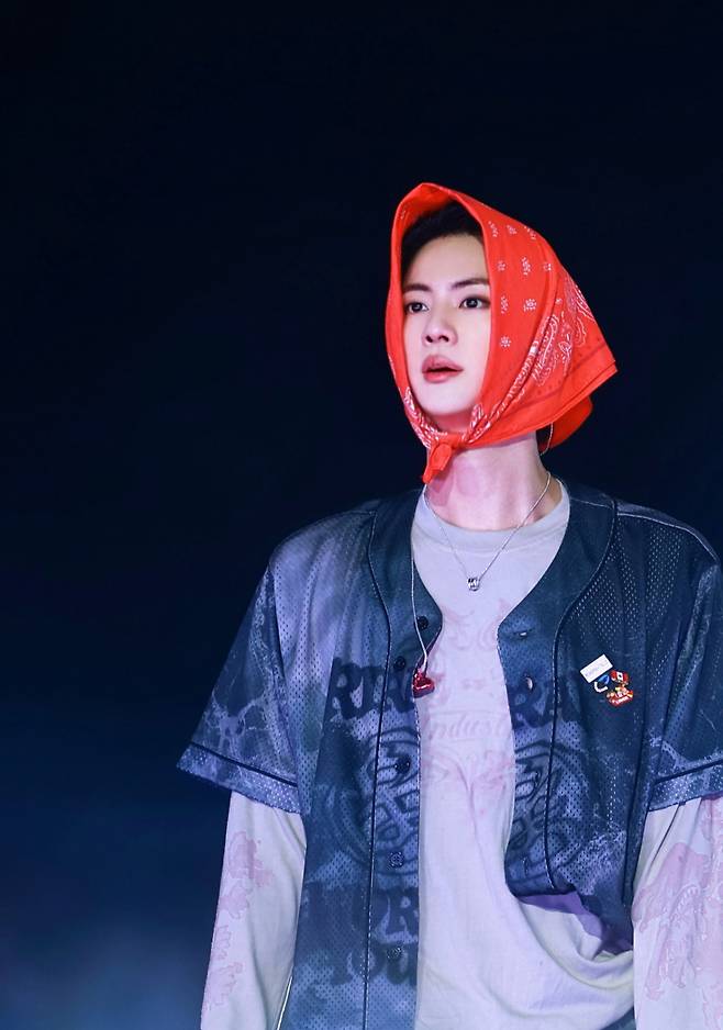 'Deus da Beleza Masculino' Jin do BTS, Visual Perfeito em Meio à Chuva Forte → Apresentação ao Vivo Apaixonante... #1 nas Tendências em Tempo Real da Coreia