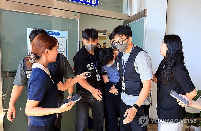 체포적부심사 받으러 가는 실종 허위종결 경찰관 (제주=연합뉴스) 전지혜 기자 = 실종사건 허위 종결 등 혐의를 받는 A 경장이 24일 오전 체포적부심사를 받으러 가기 위해 제주동부경찰서 유치장에서 나오고 있다. 2026.8.24 atoz@yna.co.kr