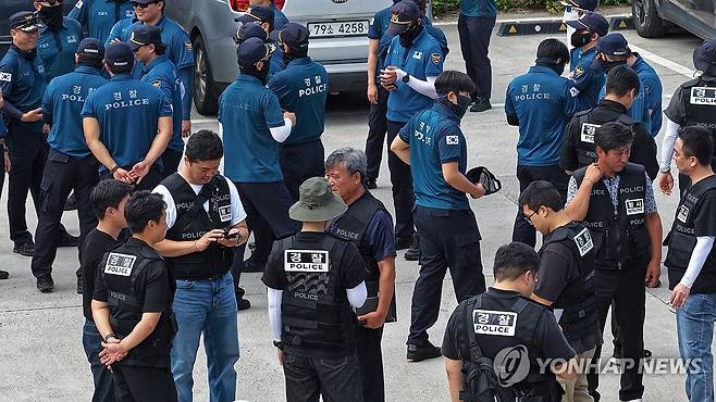 석달 만에 실종자 집중 수색 나선 경찰 (제주=연합뉴스) 박지호 기자 = 실종신고 허위 종결 등 부실 대응 속에 3개월째 행방이 묘연한 장미란씨를 찾기 위해 20일 제주시 한림읍 한림항에서 경찰이 집중 수색을 준비하고 있다. 2026.8.20 jihopark@yna.co.kr
