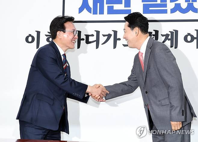 반갑게 악수하는 김민석-장동혁 (서울=연합뉴스) 배재만 기자 = 더불어민주당 김민석 대표(왼쪽)와 국민의힘 장동혁 대표가 24일 국회에서 만나 반갑게 악수하고 있다. 김 대표는 취임 인사차 국민의힘을 방문했다. 2026.8.24 scoop@yna.co.kr