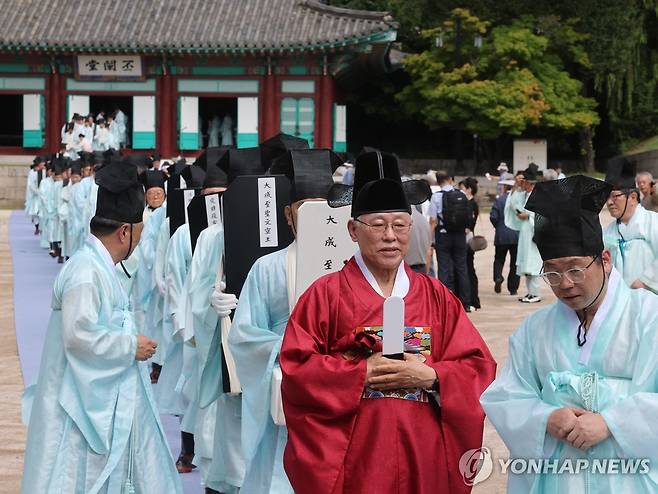 대성전 위패 환안 행차 (서울=연합뉴스) 박동주 기자 = 24일 서울 종로구 성균관 대성전에서 '서울 문묘 및 성균관 대성전 보수공사'가 마무리되고 열린 준공식에 앞서 대성전 위패를 본래 자리로 모시는 환안 행차가 진행되고 있다. 2026.8.24 pdj6635@yna.co.kr