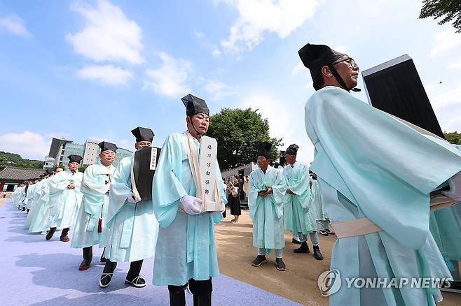 대성전 위패 환안 행차 (서울=연합뉴스) 박동주 기자 = 24일 서울 종로구 성균관 대성전에서 '서울 문묘 및 성균관 대성전 보수공사'가 마무리되고 열린 준공식에 앞서 대성전 위패를 본래 자리로 모시는 환안 행차가 진행되고 있다. 2026.8.24 pdj6635@yna.co.kr