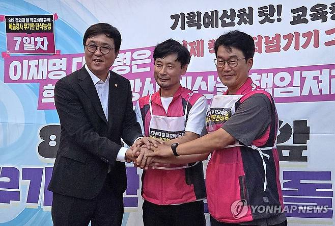 단식농성 학교예술강사 만난 최휘영 장관 (서울=연합뉴스) 최휘영 문화체육관광부 장관이 24일 서울 청와대 사랑채 인근에서 학교예술강사지원사업 예산 증액을 요구하며 단식농성 중인 전국학교비정규직노동조합 성석주 예술강사전국분과장(가운데)을 만나 단식 중단을 요청하며 손을 맞잡고 있다. 2026.8.24 [문화체육관광부 제공. 재판매 및 DB 금지] photo@yna.co.kr