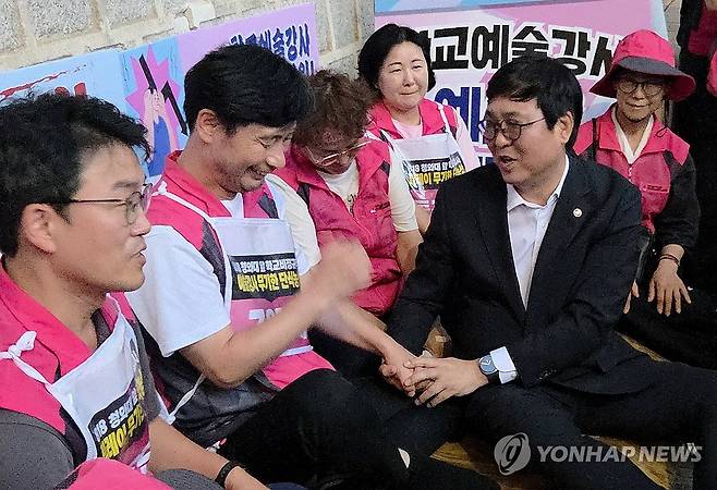 단식농성 학교예술강사 만난 최휘영 장관 (서울=연합뉴스) 최휘영 문화체육관광부 장관이 24일 서울 청와대 사랑채 인근에서 학교예술강사지원사업 예산 증액을 요구하며 단식농성 중인 전국학교비정규직노동조합 성석주 예술강사전국분과장을 만나 단식 중단을 요청하고 있다. 2026.8.24 [문화체육관광부 제공. 재판매 및 DB 금지] photo@yna.co.kr
