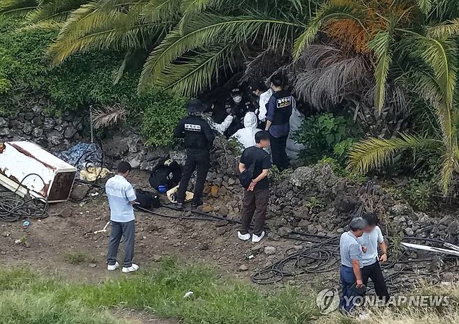 실종 장미란씨 시신 발견 (제주=연합뉴스) 박지호 기자 = 경찰이 24일 제주시 한림읍 한 야자수농장에서 수개월 전 실종됐던 장미란씨 시신을 발견해 현장 감식을 진행하고 있다. 2026.8.24 jihopark@yna.co.kr