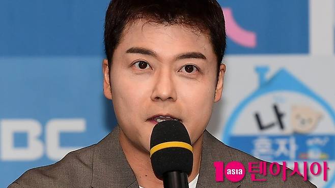 전현무의 '나 혼자 산다' 즉흥 여행이 조작 논란에 휩싸였다. / 사진=텐아시아 DB