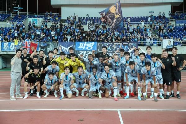 지난 23일 광주월드컵경기장에서 열린 광주FC와의 경기에서 승리한 인천 유나이티드 선수단. /한국프로축구연맹 제공.