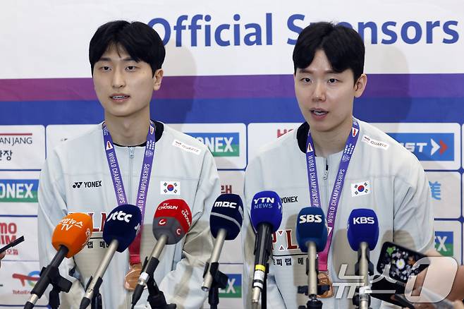 2026 세계배드민턴연맹(BWF) 세계선수권대회 남자 복식에서 값진 동메달을 따낸 김원호(왼쪽)와 서승재가 25일 오전 인천국제공항을 통해 귀국해 취재진과 인터뷰를 하고 있다. 2026.8.25 ⓒ 뉴스1 박정호 기자