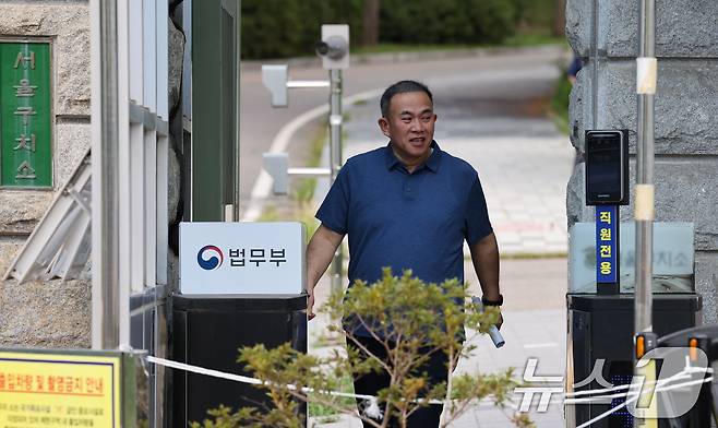 명태균 씨가 25일 경기도 의왕시 서울구치소를 걸어 나오고 있다. 2026.8.25 ⓒ 뉴스1 이종덕 기자